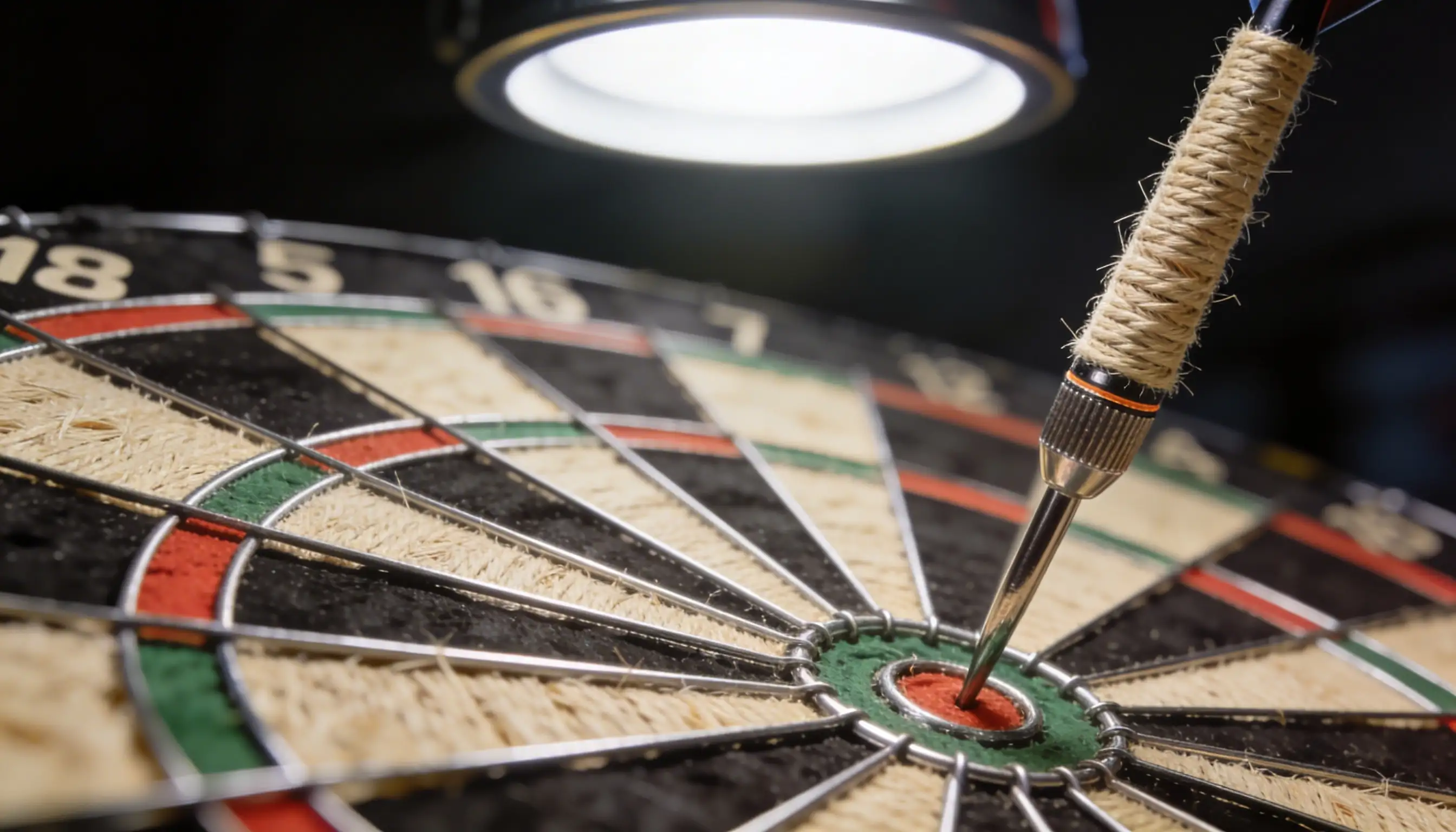 Nahaufnahme eines Darts-Boards mit Pfeil im Double-Feld beim 501-Finish